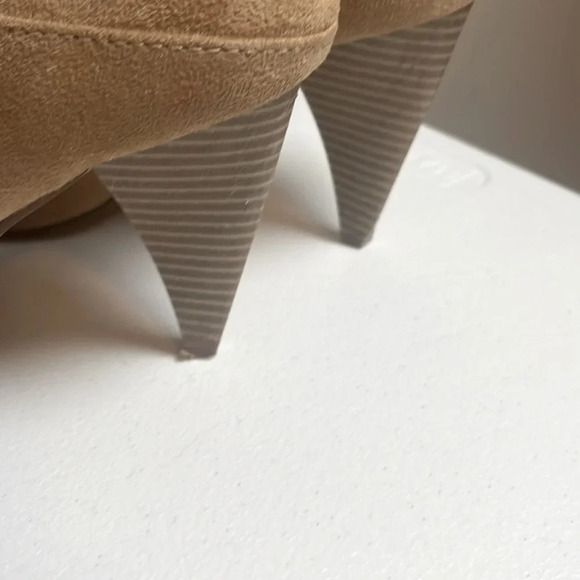 Gorgeous Express Brown Suede Booties - Size 9 - Picture 6 of 8